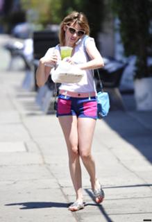 Emma Roberts feet photo thumbnail