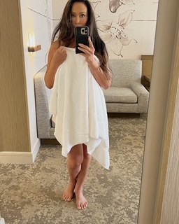Tia Carrere feet photo thumbnail