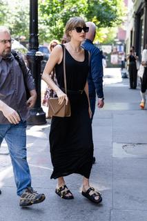 Taylor Swift feet photo thumbnail