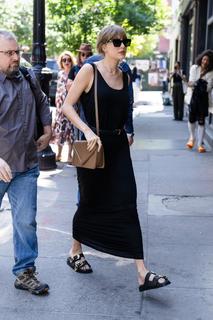 Taylor Swift feet photo thumbnail