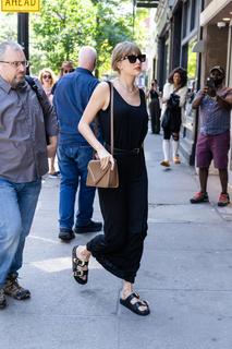 Taylor Swift feet photo thumbnail