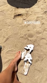 Ludovica Pagani feet photo thumbnail