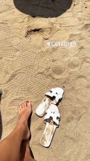 Ludovica Pagani feet photo thumbnail