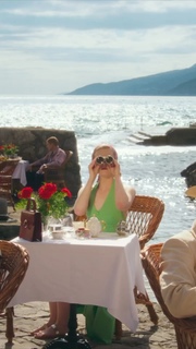Elle Fanning feet photo thumbnail