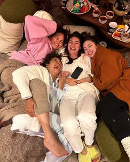 Chrissy Teigen feet photo thumbnail