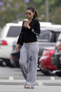 Mila Kunis feet photo thumbnail