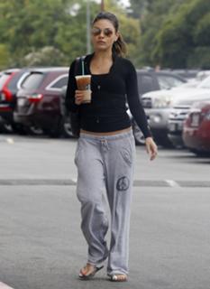 Mila Kunis feet photo thumbnail