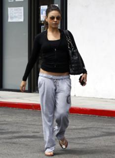 Mila Kunis feet photo thumbnail