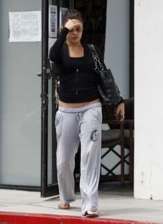 Mila Kunis feet photo thumbnail