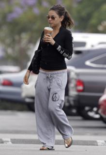 Mila Kunis feet photo thumbnail