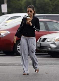 Mila Kunis feet photo thumbnail