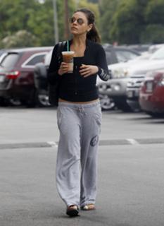 Mila Kunis feet photo thumbnail