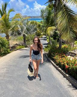 Nina Dobrev feet photo thumbnail