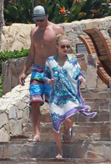 Hayden Panettiere feet photo thumbnail
