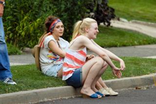Dakota Fanning feet photo thumbnail
