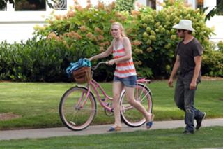 Dakota Fanning feet photo thumbnail