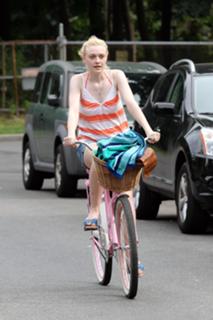 Dakota Fanning feet photo thumbnail