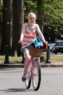 Dakota Fanning feet photo thumbnail
