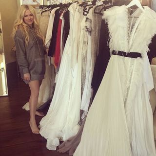 Avril Lavigne feet photo thumbnail