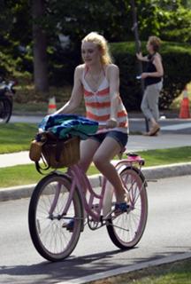Dakota Fanning feet photo thumbnail