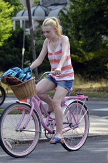 Dakota Fanning feet photo thumbnail