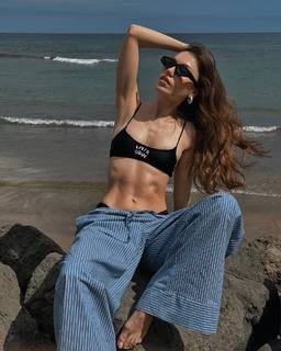 Duygu Özaslan feet photo thumbnail