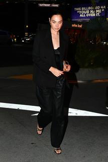 Gal Gadot feet photo thumbnail