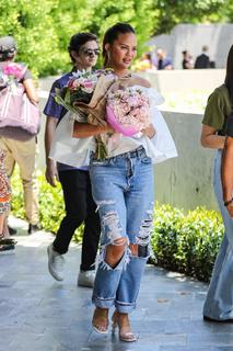 Chrissy Teigen feet photo thumbnail