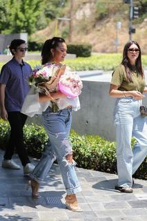 Chrissy Teigen feet photo thumbnail