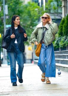 Naomi Watts feet photo thumbnail