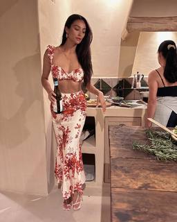 Shay Mitchell feet photo thumbnail