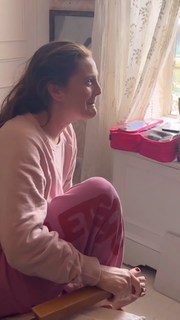 Drew Barrymore feet photo thumbnail