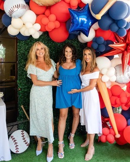 Jessie James Decker feet photo thumbnail