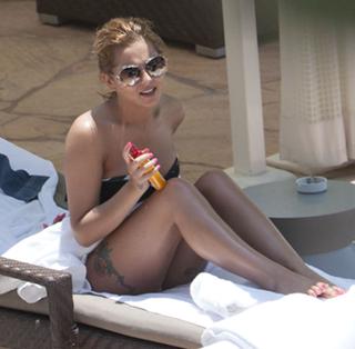 Cheryl feet photo thumbnail