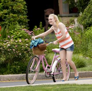 Dakota Fanning feet photo thumbnail