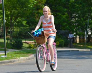 Dakota Fanning feet photo thumbnail