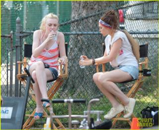 Dakota Fanning feet photo thumbnail