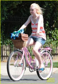 Dakota Fanning feet photo thumbnail