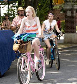 Dakota Fanning feet photo thumbnail