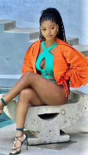 Halle Bailey feet photo thumbnail