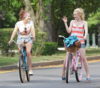 Dakota Fanning feet photo thumbnail