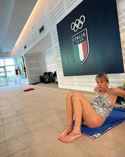 Federica Pellegrini feet photo thumbnail
