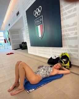 Federica Pellegrini feet photo thumbnail