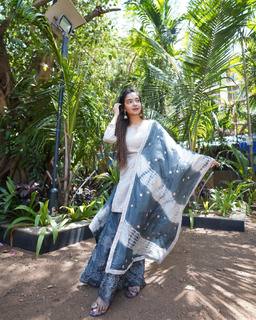 Anushka Sen feet photo thumbnail