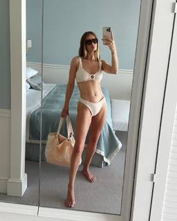 Rosie Huntington-Whiteley feet photo thumbnail