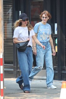 Jennifer Lawrence feet photo thumbnail