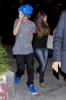 Selena Gomez feet photo thumbnail