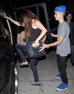 Selena Gomez feet photo thumbnail