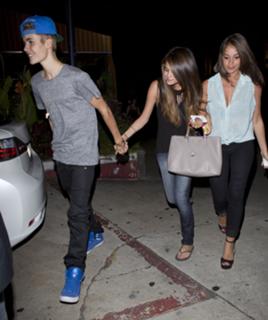 Selena Gomez feet photo thumbnail