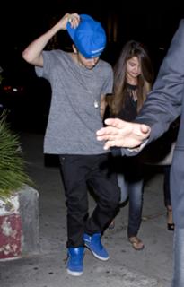 Selena Gomez feet photo thumbnail